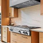 idology-–-southcliff-horizon-–-southcliff-–-fairview-nc-–-custom-home-–-kitchen-wolf-range-marble-backsplash-hood-–-17
