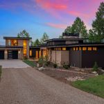 id-ology-–-waterfall-overlook-–-hendersonville-nc-–-custom-home-–-exterior-twilight-two-car-garage-–-24